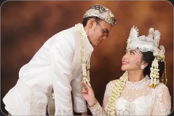 Lihat Halaman Prewedding Indoor untuk Mobile