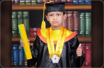 Lihat Halaman Foto Wisuda Anak untuk Mobile