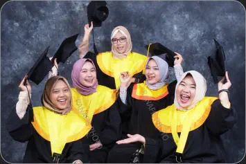 Lihat foto wisuda grup untuk Mobile